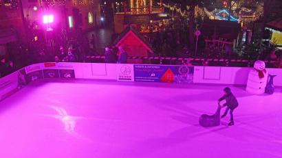 Archivbild: Gabi Schönberger
Energiesparendes "Kunsteis": Die Eislauffläche auf dem Weidener Christkindlmarkt (hier 2019) muss nicht gekühlt werden, sie ist aus Plastik.