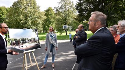 Bild: Stephan Huber
Amelie Rost und Fabian von Ferrari (neben der Staffelei) stellten dem Bauausschuss den aktuellen Planungsstand für das Projekt "Leben am Fluss" vor.