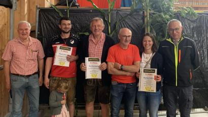 Bild: tok
Karl Schedl, Florian Rupprecht mit Tochter Felicitas, Franz Witt senior, Vertreter der Dorfgemeinschaft Mitteldorf mit Michael Bösl, Franziska Schopper und Hans Bäuml (von links) bei der Maispflanzenprämierung.
