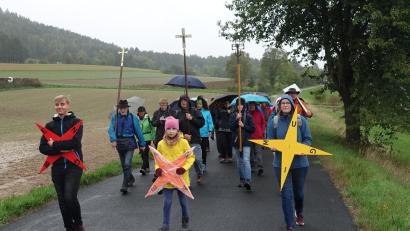 Bild: ads
Das Gebet um Frieden prägte die Sternwallfahrt der Pfarreiengemeinschaft St. Vitus Schnaittenbach/und St. Margareta Kemnath am Buchberg.