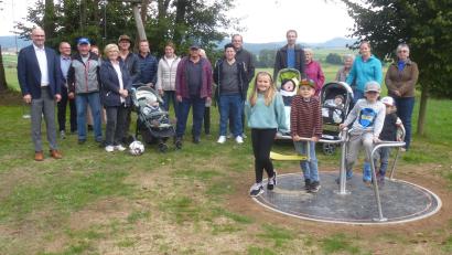 Bild: mad
Die Schönauer Bürger freuen sich mit Bürgermeister Maximilian Beer (links) über die Neuanschaffung.