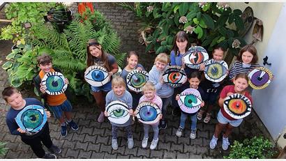 Bild: jzk
Viel Spaß hatten die Kinder beim Bemalen von Baumscheiben.