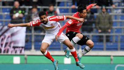 Bild: Daniel Reinhardt
Sarpreet Singh (links) ist erst ab 2023 für den SSV Jahn Regensburg spielberechtigt.