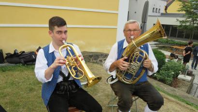 Bild: adj
Bei so manchem Auftritt der Jugendblaskapelle Parkstein spielt Stefan Bodenmeier (links) mit Kapellmeister Alfons Steiner Seite an Seite