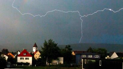 Bild: Wilck
Oberpfalz-Medien-Fotografin Karin Wilck hat genau den Moment erwischt, als ein Blitz am Himmel zu sehen war.