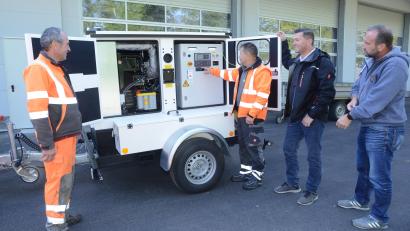 Bild: bey
Wasserwart Hubert Rewitzer (Zweiter von links) erläutert Bauhofleiter Siegfried Völkl (links), Bauamtsleiter Uli Rupprecht und Bürgermeister Rainer Rewitzer (von rechts) die Technik des neuen Aggregates.