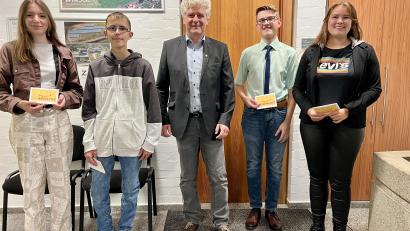 Bild: Eichl
Einige der besten Entlasschüler der Marktgemeinde, die von Bürgermeister Robert Lindner (Mitte) vor dem Gemeinderat geehrt wurden: Denise Pötschke, Philipp Mutterer, Louis Schaller, Helena Scherm (von links).