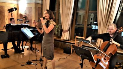 Bild: wel
Gabriele Banko präsentierte im Schlosssaal Chansons und bekannte Lieder von Udo Jürgens, Edith Piaf, Astor Piazzolla und anderen. Sie wurde begleitet von Hans Martin Gräbner am Klavier und Arnold Thelemann am Cello.