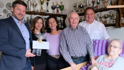 Bild: mab
Viele Gratulanten überbrachten Franz Rosmann (Dritter von rechts) die besten Wünsche zum 90. Geburtstag.