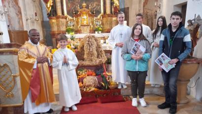 Bild: jow
Pfarrer Moses Gudapati (vorne von links) mit dem neuen Ministranten Valentin Höcherl sowie den Ausscheider Hanna und Maximilian Birner. Hinten von links Oberministranten Sandra Göbl, Louis Höcherl und Luzie Günther.