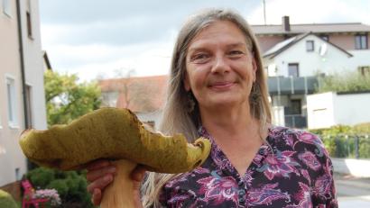 Bild: sm
Heidi Festbaum aus Altenstadt/WN hat einen Riesensteinpilz gefunden. Dieser bringt fast fünf Pfund auf die Waage.