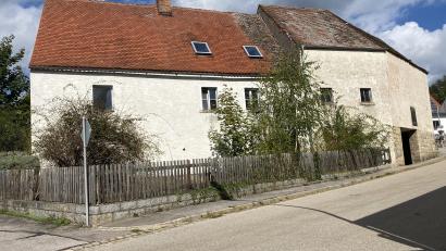 Bild: Josef Glas
Teilabbruch und Umbau des Hauses für die Tagespflege in der Oberviechtacher Straße 12, das frühere "Jacklanwesen", sind beschlossene Sache.