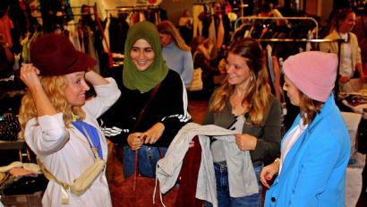 Bild: R. Kreuzer
Mit Begeisterung waren die Mädchen und jungen Frauen dabei, beim Mädchenflohmarkt ihre vorbereitete Ware aus ihren Kleiderschränken den Besucherinnen anzupreisen.