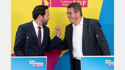 Bild: Sven Hoppe/dpa
Martin Hagen (links), Fraktionsvorsitzender der FDP im Bayerischen Landtag, und Franz Josef Pschierer, ehemaliger CSU-Politiker und früherer bayerischer Wirtschaftsminister.