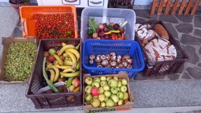 Bild: Julia Etzold/exb
Von Brot bis Pilzen, von Weintrauben bis Bananen: Obst und Gemüse, das Julia Etzold aus Edelsfeld gerettet hat und in ihre Hofeinfahrt stellt, wo sich dann jeder, der möchte, etwas holen kann.