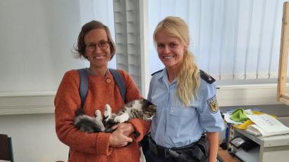 Bild: Bundespolizei
Katzenbesitzerin Alina Huber mit "Rosie" und Polizeikommissarin Elisabeth Sitka.