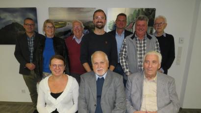 Bild: adj
Der neue Vorstand des Heimatvereins: Barbara Neuber, Alfons Barth, Klaus Hundhammer (sitzend, von links), Christian Schramek, Elfi Gierlinger, Burkhard Hagemann, Vorsitzender Thomas Hösl, Bürgermeister Ernst Schicketanz, Gerhard Gröschl und Rainer Christoph (stehend, von links).