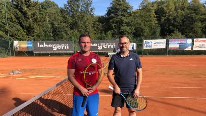 Bild: Thomas Benner/exb
Michael Benner und Tobias Kaufmann (von links) sind bei der Stadt- und Vereinsmeisterschaft des Tennisclubs die Finalisten bei den Herren. In einem hart umkämpften Endspiel gelingt Benner die Titelverteidigung.