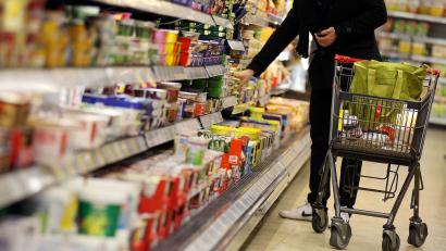 Bild: Oliver Berg/dpa/Symbolbild
Ein Kunde steht vor einem Supermarktregal. Die Preise für Nahrungsmittel stiegen im Vergleich zum Vorjahresmonat um 19 Prozent.