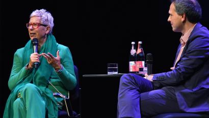 Bild: Stephan Huber
Auf der Bühne des Stadttheaters sprachen Doris Dörrie und der Filmemacher Simon Hauck über das Leben und Wirken von Helge Weindler.