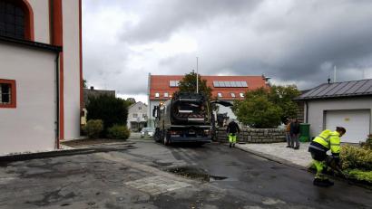 Bild: gz
Der marode Parkplatz vor der Pfarrkirche in Eslarn hat nun ein neues Gesicht.