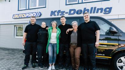 Bild: no
Das Team von Kfz-Dehling (von links): Lehrling Lukas Heil, Anja Lutter-Dehling, Manuela Reindl, Matthias Pöllinger, Margit Dehling und Tobias Reindl.