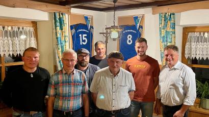 Bild: Maximilian Zerreis/exb
Wechsel bei den Flembachkickers: (von links) Der neue Vorsitzende Wolfgang Schleicher, Gründungsmitglied Hermann Rupprecht, Jürgen Lehner, Stefan Rieger, der scheidende Vorsitzende Christian Schatz, Maximilian Zerreis und Stadtrat Josef Lehner.