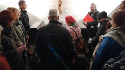 Bild: dir
In der Fürstengruft stehen die Teilnehmer der Stadtführung an den Särgen unter anderem von Pfalzgraf Christian August und seiner Frau Amalie Magdalena.