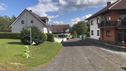 Bild: wro
Mit dem Fahrbahn-Seitenast, hinunter zum "Dorfstüberl" am Straßenende, startet der Markt Wiesau einen zweiten Versuch, um in den Genuss der ELER-Förderung zu kommen.