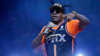 Archivbild: Rick Scuteri/AP/dpa
Coolio tritt in der Halbzeitpause eines NBA-Basketballspiels im US-Bundesstaat Arizona auf.