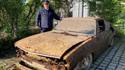 Bild: ca
Polizeihauptkommissar Tobias Wirth zeigt das "Schmuckstück" im Hof der Polizeiinspektion Vohenstrauß.