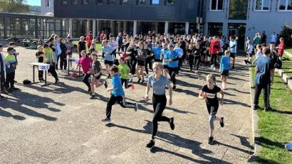 Bild: lg
Der Pausenhof war Start- und Zielbereich für den diesjährigen Benefizlauf am Ortenburg-Gymnasium.