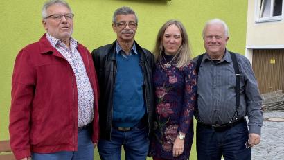 Bild: do
Im Rahmen des Herbstfestes der Liedertafel ehrte Vorsitzender Karl Ott Sängerfreund Franz Fischer (v.li.) für 60 Jahre Singen im Chor. Dank zollte der Vorsitzende auch Chorleiterin Riita Michelson und "Vereinswirt" Jürgen Weissel
