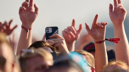 Symbolbild: Thomas Frey/dpa
Eine Zuschauerin benutzt ihr Smartphone beim Auftritt des Rappers Aligatoah vor der Hauptbühne des Open-Air-Rockfestivals "Rock am Ring".