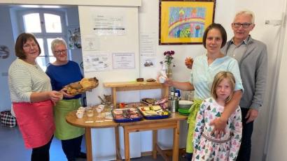 Bild: jzk
Elke Burger, Christa Würtenberger und Barbara Weismeier (von links) hatten ein leckeres Büfett mit fair gehandelten Lebensmitteln gezaubert. Auch Alfred Kick von der Fairtrade-Lenkungsgruppe (rechts) hat es sehr gut geschmeckt.