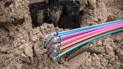 Bild: Sina Schuldt/dpa
Beim Glasfaserausbau in Schönsee wurde nun die nächste Etappe eingeläutet.