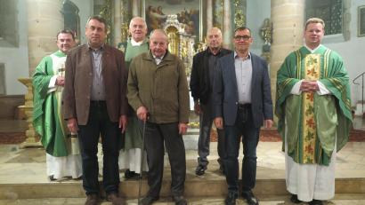 Bild: jzk
Pfarrer Josef Paulus aus Mainburg (Dritter von links) dankte Klaus Fiebig, Josef Raps, Richard Pscherer und Bernhard Krannich vorne von links). Die beiden Geistlichen Konrad Amschl (links) und Thomas Kraus (rechts) waren Mitzelebranten beim Dankgottesdienst.