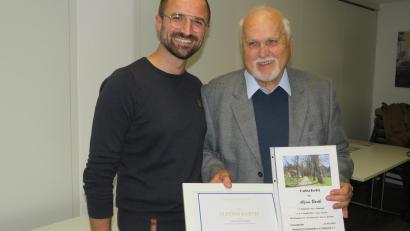 Bild: adj
Vorsitzender Thomas Hösl überreicht Alfons Barth (rechts) die Ernennungsurkunde zum Ehrenvorsitzenden des Heimatvereins.