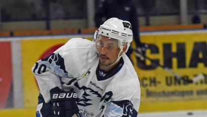 Bild: Gebert
Mit drei Spielen innerhalb von fünf Tagen starten die Blue Devils in die Oberliga-Saison 2022/23. Nicht dabei ist Nardo Nagtzaam, der sich am vergangenen Sonntag beim Testspiel in Deggendorf eine Verletzung zugezogen hat.