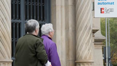 Symbolbild: Julian Stratenschulte
Weil sie mit Karten von Senioren Geld abgehoben hat, geriet eine Putzfrau jetzt ins Visier der Polizei.