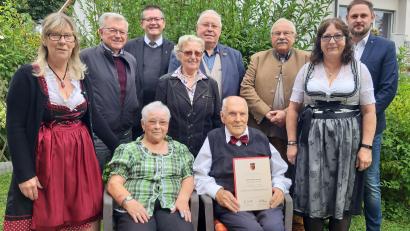 Bild: gis
Rudolf Kiesewetter (vorne) feierte seinen 90. Geburtstag. Dazu gratulierten ihm seine Ehefrau Gerlinde (vorne, links) sowie (hinten, von links) Tochter Heike, der frühere Ortsobmann von Bayreuth, Karl Heider, Pfarrer Ferdinand Weinberger, Gudrun und Helmut Hempel, der Delegierte des SL-Bundesverbandes, Dr. Dieter Piwernetz, Tochter Uli und Bürgermeister Sebastian Voit.