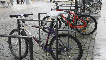 Bild: Gabi Schönberger
Der Radl-Parkplatz beim NOC. Die Stadt will mehr Abstellmöglichkeiten schaffen. Auch mit Ladesäulen sollen sie ausgestattet sein.