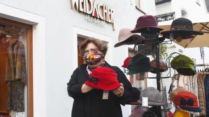 Bild: Gabi Schönberger
Schweren Herzens schließt Renate Weidacher-Herzig zum Jahresende ihr Hut- und Modegeschäft in der Weidener Altstadt.