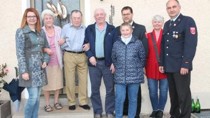 Bild: pi
Erwin Piehler (Dritter von links) freut sich über die vielen guten Wünschen zum 90. Geburtstag.