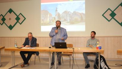 Bild: rpp
Diplomingenieur Klaus Stiefler, Bürgermeister Hans Walter und Diplomgeograph Andreas Hacke (von links) erläuterten die Hintergründe und Zweck des Integrierten Städtebaulichen Entwicklungskonzepts.