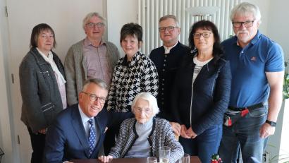 Bild: Stadt Tirschenreuth/exb
Monika Beer (sitzend) mit Bürgermeister Franz Stahl (vorne, links) und ihren Söhnen und Schwiegertöchtern Winfried und Rita Beer, Reinhard und Resi Beer so wie Dieter und Maria Beer (von rechts).