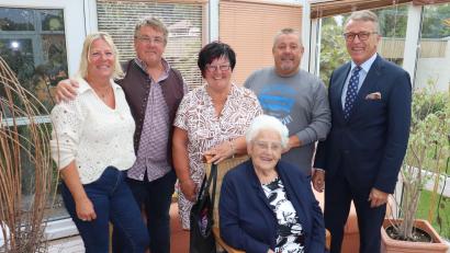 Bild: Stadt Tirschenreuth/exb
Katharina Bauer (sitzend) mit Bürgermeister Franz Stahl, Sohn Karl Bauer, Tochter Petra Nachtmann, Sohn Gerhard Bauer und dessen Lebensgefährtin Beate Ernst (v.r.).