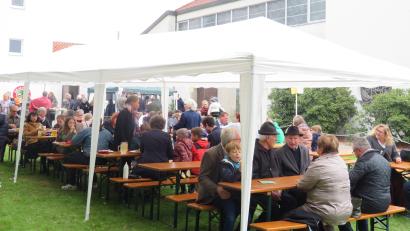 Bild: adj
Auf der Wiese vor der neuen Kirche wird das Pfarrfest gefeiert.