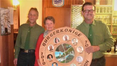 Bild: mkj
Bürgerkönigin Beate Wiezorreck nahm von Ersten Schützenmeister Helmut Werner (rechts) die Königsscheibe entgegen.