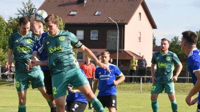 Archivbild: Gebert
Der SV Mitterteich ist am Wochenende im Doppeleinsatz: Am Samstag gastiert der BSC Saas-Bayreuth, am Montag treten die Stiftländer bei der SG Quelle Fürth an. Martin Bächer (Dritter von links) fehlt aus beruflichen Gründen.